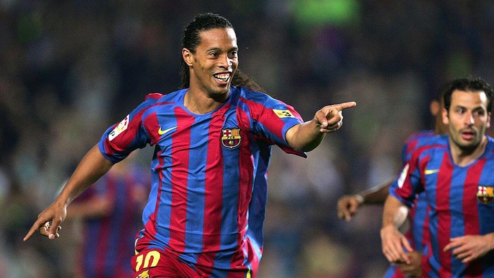 BARCELONA, SPAIN - APRIL 29: Ronaldinho of Barcelona celebrates after scoring Barcelonas first goal during the Primera Liga match between Barcelona and Cadiz at the Camp Nou stadium on April 29, 2006 in Barcelona, Spain. (Photo by Denis Doyle/Getty Images)