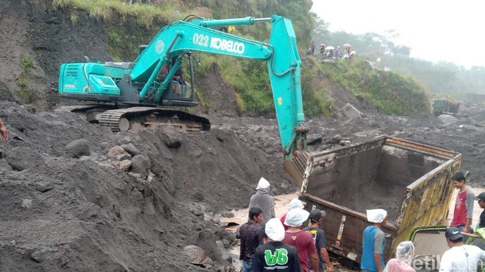 Begini kondisi dua truk yang terjebak banjir lahar Gunung Merapi di Sungai Woro Klaten, Selasa (19/4/2022).