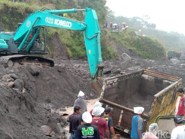 Begini kondisi dua truk yang terjebak banjir lahar Gunung Merapi di Sungai Woro Klaten, Selasa (19/4/2022).
