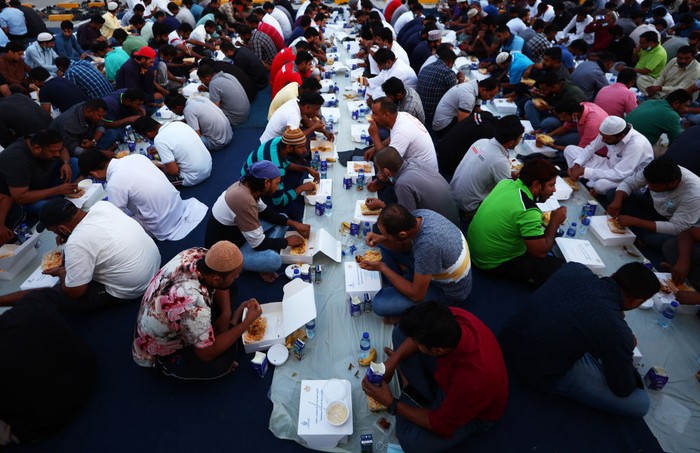 DUBAI, UNITED ARAB EMIRATES - APRIL 14: A volunteer prepares food for Iftar, the evening meal to break fast during the holy month of Ramadan at Al Farooq Omar Bin Al Khattab Mosque on April 14, 2022 in Dubai, United Arab Emirates. (Photo by Francois Nel/Getty Images)