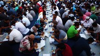 Suasana berbuka di masjid yang mampu menampung 2.000 jamaah.