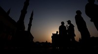 Masjid Al Faruq Umar Bin Khattab tersebut mempunyai menara yang terbuat dari beton bertulang dengan tinggi 55 meter. Puncak kerucut menara mencapai 8 meter. Tinggi kubah utama mencapai 30 meter. Kaligrafi di interior masjid dibuat oleh seniman Maroko dengan karpet terbaik dari Jerman