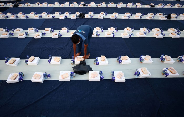 DUBAI, UNITED ARAB EMIRATES - APRIL 14: A volunteer prepares food for Iftar, the evening meal to break fast during the holy month of Ramadan at Al Farooq Omar Bin Al Khattab Mosque on April 14, 2022 in Dubai, United Arab Emirates. (Photo by Francois Nel/Getty Images)