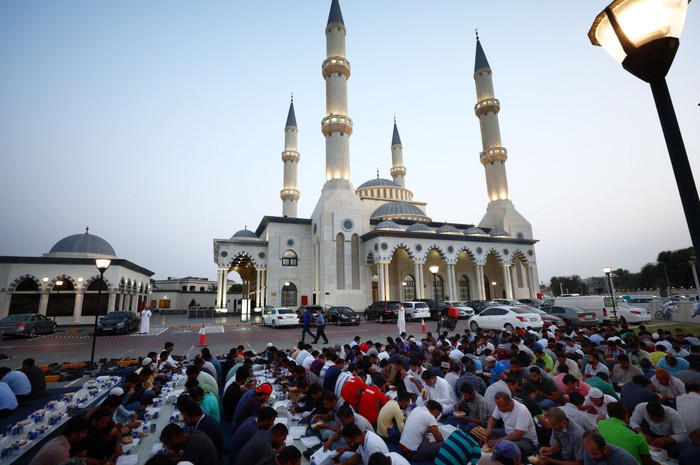 Berbagi Ramadan di Masjidnya Para Sultan DUBAI, UNITED ARAB EMIRATES - APRIL 14: A volunteer prepares food for Iftar, the evening meal to break fast during the holy month of Ramadan at Al Farooq Omar Bin Al Khattab Mosque on April 14, 2022 in Dubai, United Arab Emirates. (Photo by Francois Nel/Getty Images)
