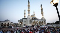 Umat muslim berbuka puasa bersama di Masjid Al Faruq Umar Bin Khattab (Al Farooq Omar Bin Al Khattab), Dubai, UEA, Jumat (14/4).