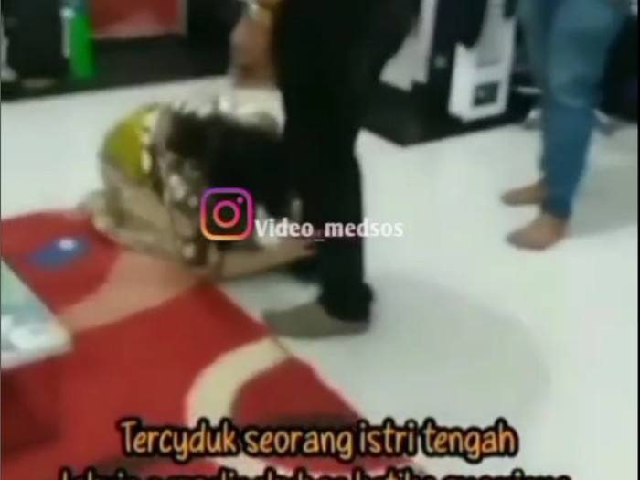 Beredar viral sang istri ketahuan selingkuh saat suami usai salat tarawih. Beredar viral sang istri ketahuan selingkuh saat suami usai salat tarawih.