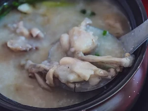 Bubur Kodok di Singapura Ini Terkenal Enak, Isinya 3 Ekor Kodok Utuh!