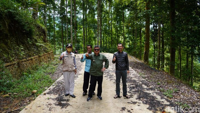 Bupati Rudy Gunawan sedang meninjau proyek pembangunan jalan Pamulihan