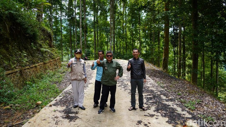 Bupati Rudy Gunawan sedang meninjau proyek pembangunan jalan Pamulihan Bupati Rudy Gunawan sedang meninjau proyek pembangunan jalan Pamulihan