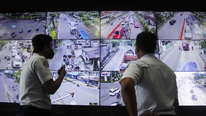 Petugas Dinas Perhubungan (Dishub) Solo memantau arus lalu lintas dari layar monitor kamera closed circuit television (CCTV) di ruang kontrol Dishub Solo, Jawa Tengah, Selasa (19/4/2022). Dishub Kota Solo memprediksi sebanyak 7,4 juta kendaraan bermotor dari pemudik akan melintasi Kota Solo saat arus mudik dan arus balik Lebaran 2022 mendatang. ANTARAFOTO/Maulana Surya/nym.