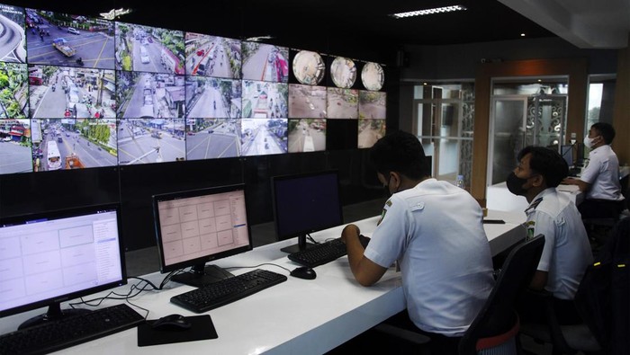 Petugas Dinas Perhubungan (Dishub) Solo memantau arus lalu lintas dari layar monitor kamera closed circuit television (CCTV) di ruang kontrol Dishub Solo, Jawa Tengah, Selasa (19/4/2022). Dishub Kota Solo memprediksi sebanyak 7,4 juta kendaraan bermotor dari pemudik akan melintasi Kota Solo saat arus mudik dan arus balik Lebaran 2022 mendatang. ANTARAFOTO/Maulana Surya/nym.