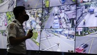 Petugas Dinas Perhubungan (Dishub) Solo memantau arus lalu lintas dari layar monitor kamera closed circuit television (CCTV) di ruang kontrol Dishub Solo, Jawa Tengah, Selasa (19/4/2022).