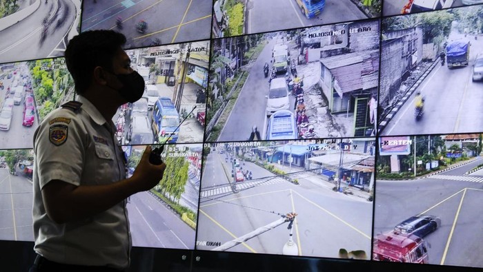 CCTV Siap Pelototi Arus Mudik Lebaran di Solo Petugas Dinas Perhubungan (Dishub) Solo memantau arus lalu lintas dari layar monitor kamera closed circuit television (CCTV) di ruang kontrol Dishub Solo, Jawa Tengah, Selasa (19/4/2022). Dishub Kota Solo memprediksi sebanyak 7,4 juta kendaraan bermotor dari pemudik akan melintasi Kota Solo saat arus mudik dan arus balik Lebaran 2022 mendatang. ANTARAFOTO/Maulana Surya/nym.