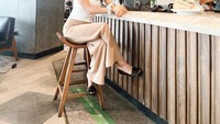 Begini pose Chika saat berada di sebuah coffee shop. Ia duduk di bar sambil menunggu pesanan kopinya siap. Foto: Instagram @chndrika_