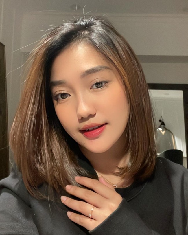 Chika saat ini sudah ditangkap karena penyalahgunaan narkoba. Ia dan teman-temannya mengisap ganja likuid dari satu pod secara bergantian. Foto: Instagram @chndrika_