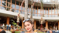 Ia juga sering pergi liburan ke Bali. Biasanya ia mengunjungi kafe atau beach club untuk nongkrong bersama teman-temannya. Foto: Instagram @chndrika_