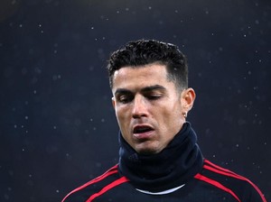 Pamer Foto Keluarga Terbaru, Ronaldo Gendong Putri Mungilnya