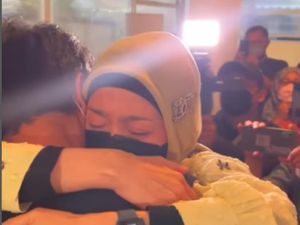 Tangis Desy Ratnasari Pecah saat Jenazah Ibunda Dimakamkan