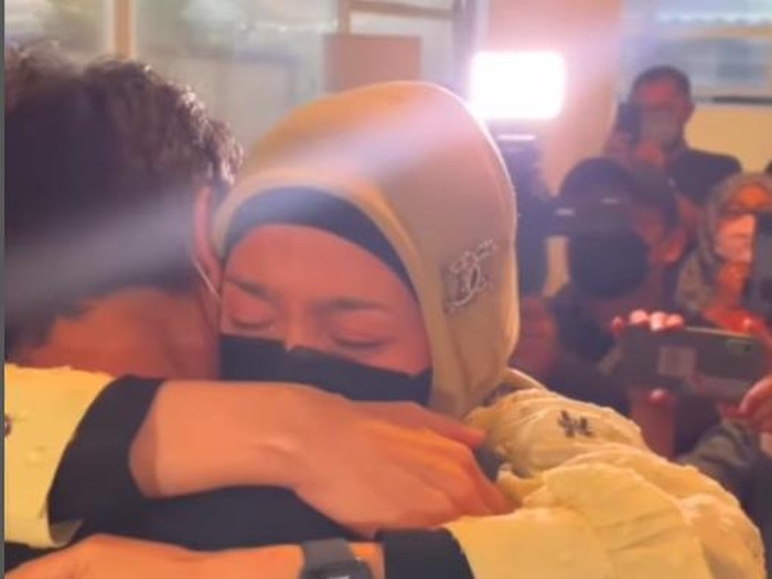 Tangis Desy Ratnasari saat sang bunda meninggal dunia.