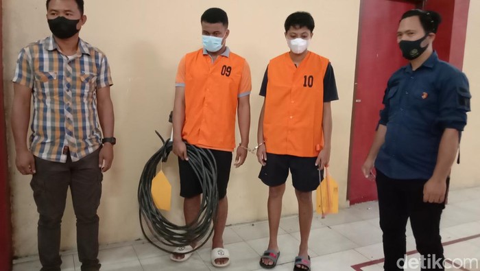 Dua pelaku pencurian kabel lampu jalan di Minahasa Utara, Sulut ditangkap polisi.