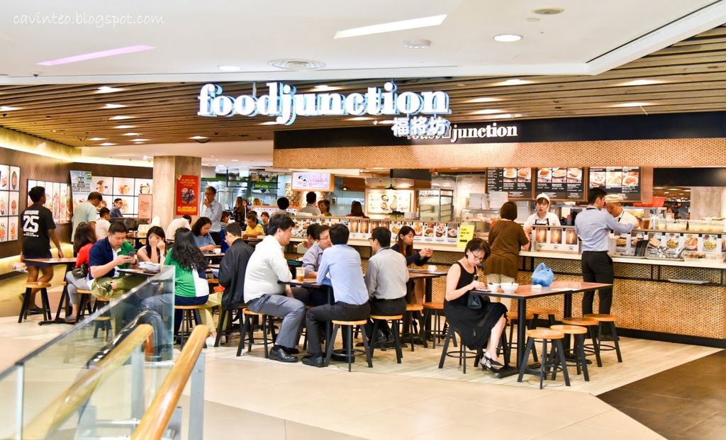 Duh! Wanita Ini Biarkan Anaknya Kencing di Botol di Tengah Foodcourt Ramai