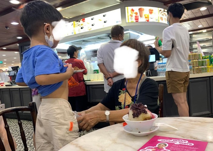 Duh! Wanita Ini Biarkan Anaknya Kencing di Botol di Tengah Foodcourt Ramai