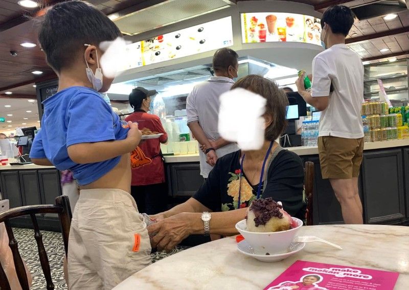 Duh! Wanita Ini Biarkan Anaknya Kencing di Botol di Tengah Foodcourt Ramai