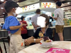 Duh! Wanita Ini Biarkan Anaknya Kencing di Botol di Tengah Foodcourt Ramai