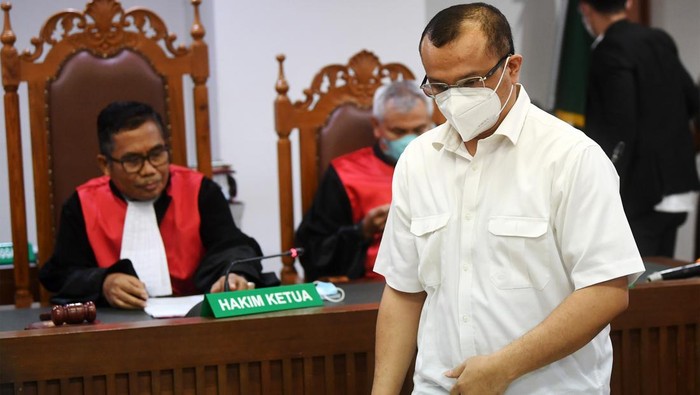 Ferdinand Hutahaean Divonis 5 Bulan Penjara Terdakwa kasus dugaan penistaan agama Ferdinand Hutahaean berjalan meninggalkan ruang sidang seusai pembacaan vonis di PN Jakarta Pusat, Jakarta, Selasa (19/4/2022). Majelis Hakim menjatuhkan vonis lima bulan penjara kepada Ferdinand terkait kasus tulisan