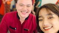 Ferry, Penanggung Jawab restoran, berpose bersama Fuji, salah satu dari sekian banyak selebriti yang makan sahur di Pagi Sore. Foto: Instagram @ferrythezheam
