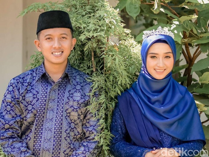 Foto kepala sekolah viral bernama M. Fajrul Islam, S.Pd,menikah dengan muridnya Dila Santika. Foto kepala sekolah viral bernama M. Fajrul Islam, S.Pd,menikah dengan muridnya Dila Santika.