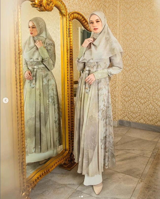 Dress yang dikenakan oleh Kimberly terinspirasi dari cantiknya awan, crystal dan elemen-elemennya. Bahan yang dipakai yaitu sifon dan furing silk, dengan detail mutiara yang terdapat dibajunya. Foto: Dok. Instagram @lbylcb.