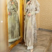 Dress yang dikenakan oleh Kimberly terinspirasi dari cantiknya awan, crystal dan elemen-elemennya. Bahan yang dipakai yaitu sifon dan furing silk, dengan detail mutiara yang terdapat dibajunya. Foto: Dok. Instagram @lbylcb.