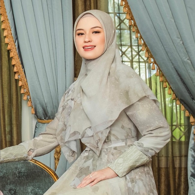Kimberly Ryder saat ini sedang sibuk mengurus dua anak batita, yaitu Rayden Starlight Akbar dan Aisyah Moonlight Akbar. Ia kerap mengunggah momen bersama dengan kedua buah hatinya di Instagram. Selain itu, Kimberly dan suami, Edward Akbar juga aktif memelihara sekaligus menjual ikan mas koki di akun Instagram @kimberlygoldfish. Foto: Dok. Instagram @lbylcb.