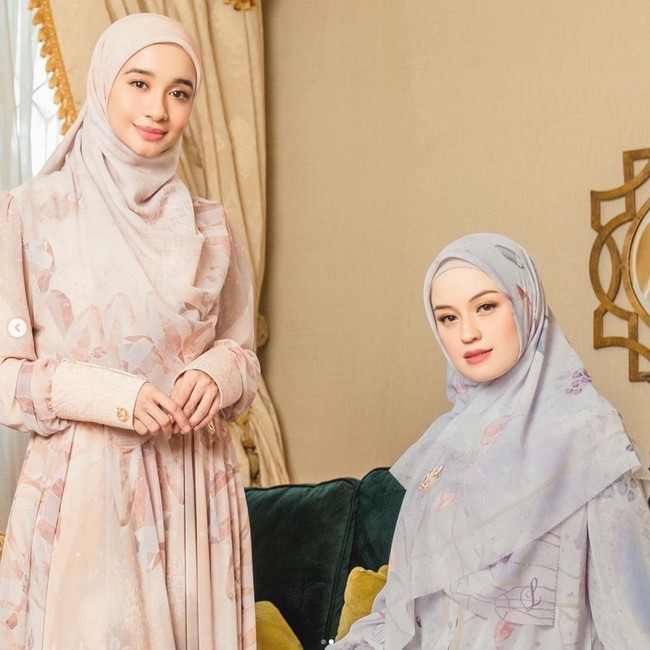 Kimberly Ryder menjadi muse untuk brand hijab milik Laudya Cynthia Bella, yaitu L by Laudya Cynthia Bella. MasyaAllah anggun2 sekaliii dress2 ini dari @lbylcb by @laudyacynthiabella. Pas banget buat Lebaran! 🥰Kalian sendiri gimana puasanya di hari ke11 ini? 💪🏼, tulis @kimbrlyryder. Foto: Dok. Instagram @lbylcb.
