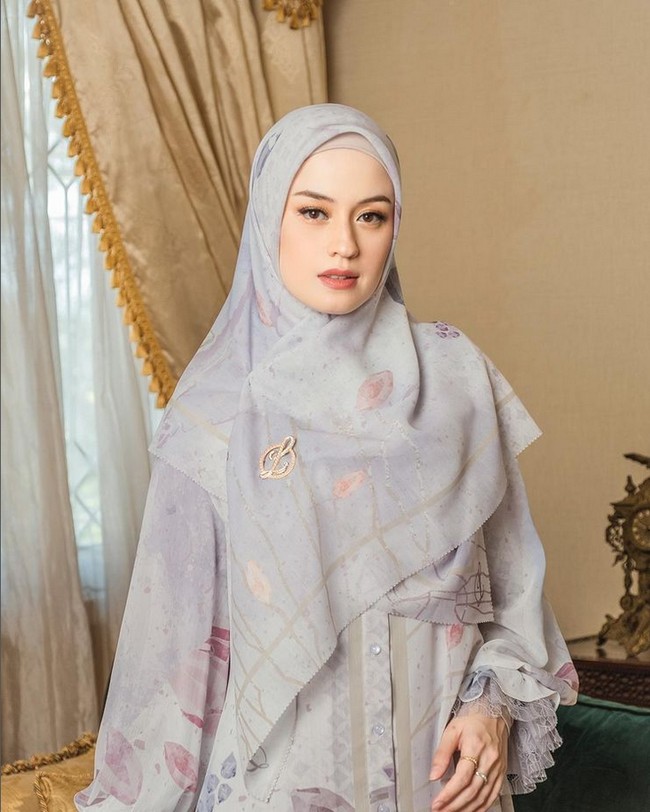 Kimberly Ryder yang lahir pada 6 Agustus 1993 tampil memakai hijab segi empat bahan voal berukuran 115 x 115 cm dengan finishing hijab laser cut dan dilengkapi pin. Ia terlihat memesona dengan gaya hijab syari yang menutupi bagian dada. Gaya hijab Kimberly bisa kamu pakai saat hari Raya Idul Fitri. Foto: Dok. Instagram @lbylcb.
