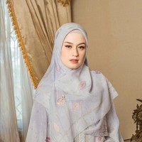 Kimberly Ryder yang lahir pada 6 Agustus 1993 tampil memakai hijab segi empat bahan voal berukuran 115 x 115 cm dengan finishing hijab laser cut dan dilengkapi pin. Ia terlihat memesona dengan gaya hijab syari yang menutupi bagian dada. Gaya hijab Kimberly bisa kamu pakai saat hari Raya Idul Fitri. Foto: Dok. Instagram @lbylcb.