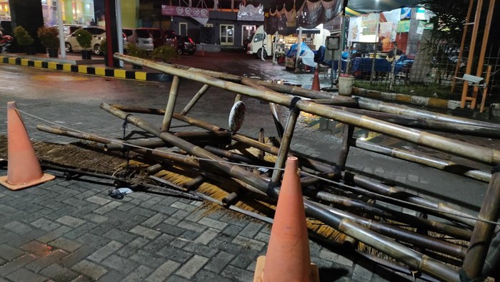 Gapura roboh di Depok karena hujan angin tadi sore (Dwi Rahmawati/detikcom)