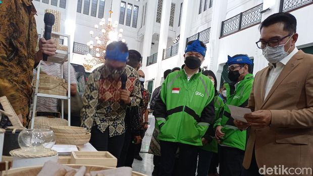 Gubernur Jabar Ridwan Kamil melihat tenan UMKM binaan GoTo