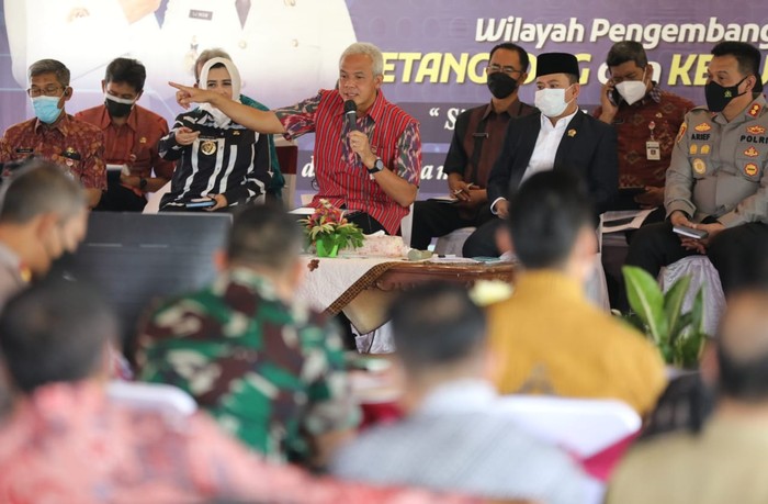 Gubernur Jawa Tengah, Ganjar Pranowo memimpin Musyawarah Perencanaan Pembangunan (Musrenbang) untuk wilayah karesidenan Kedungsepur (Kendal, Demak, Ungaran, Kota Salatiga, Purwodadi dan Kota Semarang) dan Petanglong (Kabupaten Pekalongan, Batang, dan Kota Pekalongan) di Pendopo Kabupaten Pekalongan.