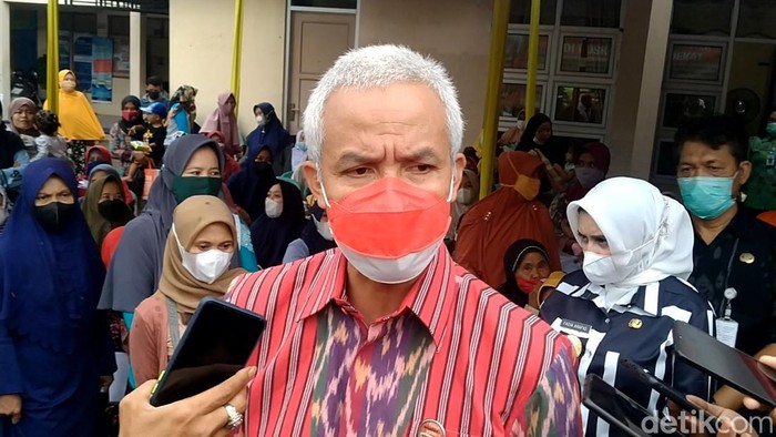 Gubernur Jawa Tengah Ganjar Pranowo meninjau pencairan BLT minyak goreng di Kecamatan Wonopringgo, Kabupaten Pekalongan, Selasa (19/4/2022).