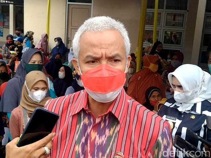 Gubernur Jawa Tengah Ganjar Pranowo meninjau pencairan BLT minyak goreng di Kecamatan Wonopringgo, Kabupaten Pekalongan, Selasa (19/4/2022).
