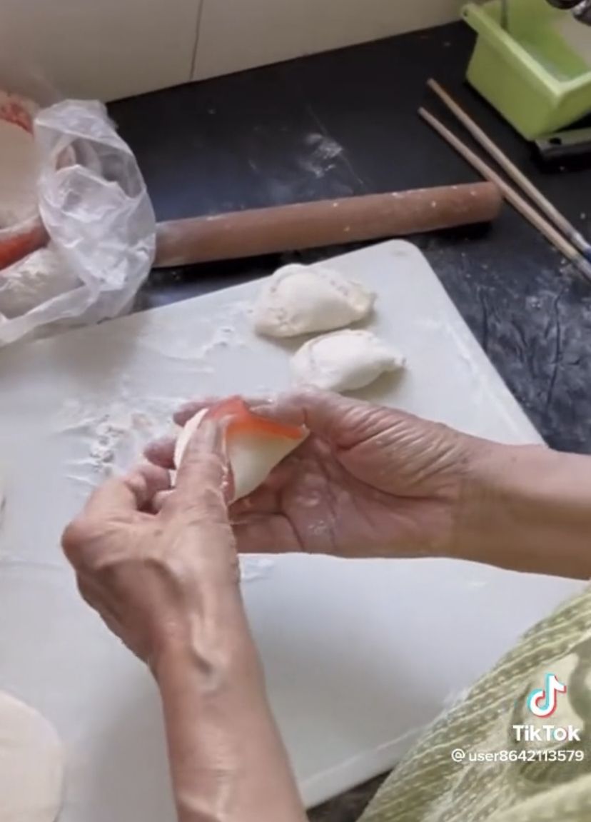 Heboh! Nenek Ini Bikin Tutorial Pastel Pakai Gigi Palsu sebagai Cetakannya