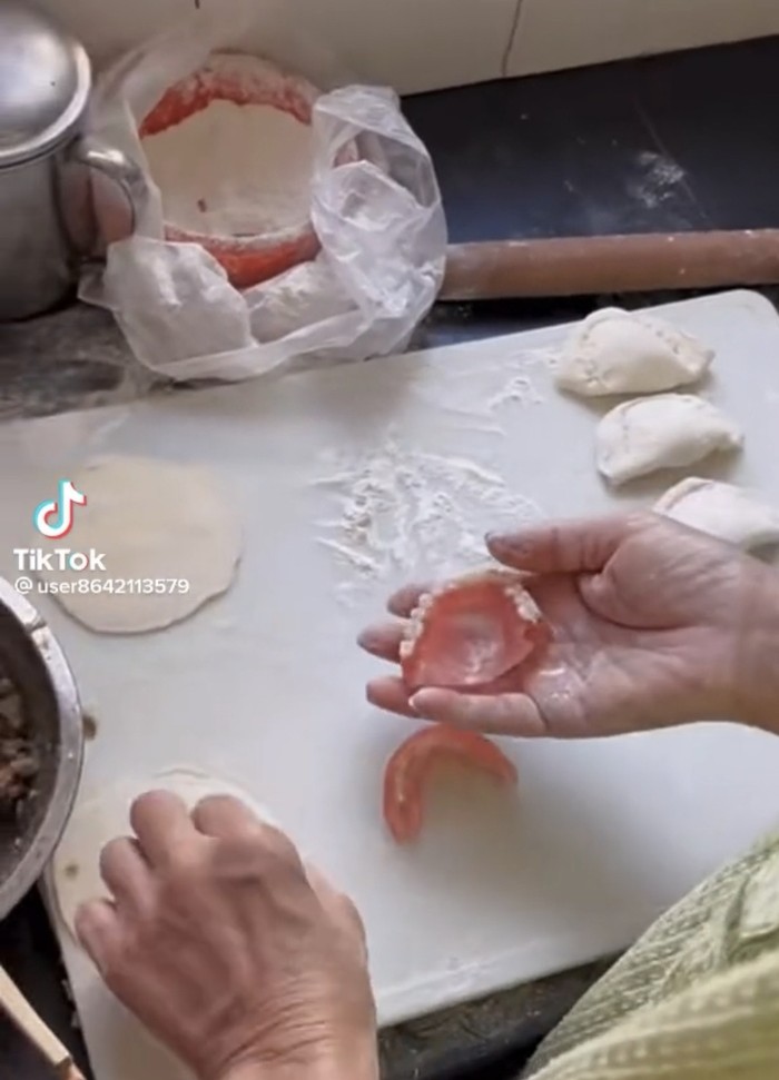 Heboh! Nenek Ini Bikin Tutorial Pastel Pakai Gigi Palsu sebagai Cetakannya