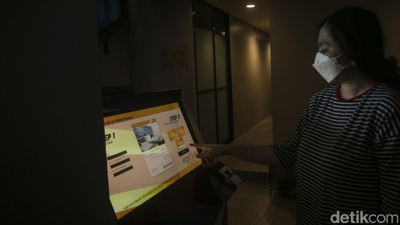Hotel Kedaton 8 Xpress Hotel Kedaton 8 Xpress terletak di Rest Area KM 19 Tol Jakarta-Cikampek. Hotel ini adalah hotel pertama yang dibuka di kawasan jalan bebas hambatan.