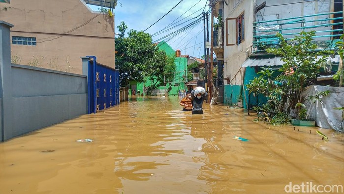 Banjir merendam daerah Bojong Asih, Kecamatan Dayeuh Kolot, Kabupaten Bandung, Selasa (19/4/2022).