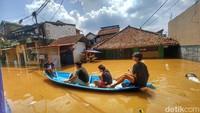 Warga Bojong Asih, Imas (43) mengatakan banjir tersebut terjadi pada setelah azan subuh. Imas mengaku pada saat sahur belum terjadi banjir.  