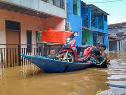 Video: Aktivitas Warga Lumpuh Akibat Banjir di Dayeuhkolot, Bantuan Belum Datang