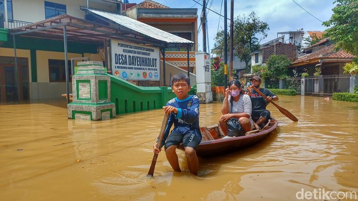 Banjir merendam daerah Bojong Asih, Kecamatan Dayeuh Kolot, Kabupaten Bandung, Selasa (19/4/2022).