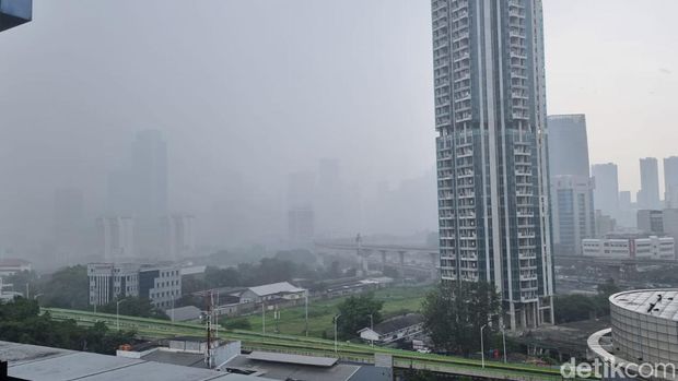 Hujan deras mengguyur wilayah Jakarta. Hujan disertai angin. (Herianto Batubara/detikcom)